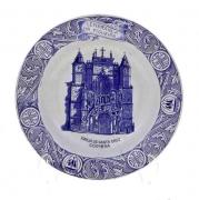 Lote 1046 - SACAVÉM, PRATO DECORATIVO - "Lembrança da Figueira". Decoração monocroma a azul com representação da Igreja de Santa Cruz em Coimbra. Marcado com o respectivo carimbo na base. Dim: 5x29,5 cm (aprox.). Nota: sinais de armazenamento. Pontuais desgastes. Bem conservado