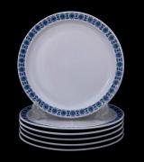 Lote 1112 - SP COIMBRA PORTUGAL, PRATOS EM PORCELANA - Conjunto de 6 pratos rasos marcadas na base a azul, decorados com friso de flores em azul. Dim: 23 cm de diâmetro. Nota: sinais de uso