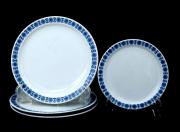 Lote 1184 - SP COIMBRA PORTUGAL, PRATOS EM PORCELANA - Conjunto de 4 peças, composto por 3 pratos de sobremesa e 1 de doce, marcados na base a azul, decorados com friso de flores em azul. Dim: 19 cm e 15 cm de diâmetro. Nota: sinais de uso