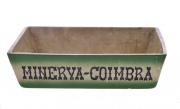 Lote 1823 - FÁBRICA DE SACAVÉM, TAÇA DE MARMELADA - Faiança marcada na base (1910-1972), decoração em tom verde, com inscrições “Minerva - Coimbra - Marmelada Fina”. Dim: 5x19,5x13,5 cm. Nota: sinais de uso, faiança engordurada