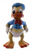 Lote 9 - DONALD, BONECO DA WALT DISNEY - Em Borracha. Cabeça e pernas articuladas. Ano 1962. Dim: 32 cm de altura. Nota: sinais de uso, armazenamento e desgastes