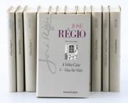 Lote 2037 - JOSÉ RÉGIO, OBRAS ESCOLHIDAS, LIVROS - 13 Vols. Conjunto com valor de € 208. "Páginas do Diário Íntimo"; "Correspondência"; "Confissão Dum Homem Religioso"; "O Príncipe com Orelhas de Burro"; "Antologia Poética". Introdução de Eugénio Lisboa. Editora: Círculo de Leitores, Lisboa, 1993-94. Dim: 20x13 cm. Encadernações cartonadas com sobrecapas. Nota: sinais de manuseamento. Algumas sobrecapas apresentam sujidade. Consultar valor indicativo unitário em http://www.passadodoslivros.com/2