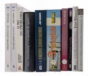 Lote 2076 - CONJUNTO DE LIVROS DIVERSOS - 10 Vols. de diversos títulos, autores e editoras, tais como: "A Idade da Inocência", de Edith Wharton; "O Grande Gatsby", de F. Scott Fitzgerald; "A Insustentável Leveza do Ser", de Milan Kundera; "Palmeiras Bravas", de William Faulkner, entre outros conforme fotografias. Dim: 23,5x15,5 cm. Encadernações cartonadas e capa de brochura. Nota: falhas e defeitos