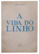 Lote 2084 - A VIDA DO LINHO, LIVRO - Por Conde D'Aurora. Editora: 1935, Litografia Nacional, Porto. Dim: 22x15 cm. Encadernação de capa de brochura. Obra que descreve toda a vida do linho, desde a planta até ao pano, passando pelos diferentes trabalhos rurais associados ao processo de produção – semear, mondar, colher, lavar, ripar, espadelar, fiar tecer. O autor não esquece os cálculos de rendimento para o linhar, bem como as tradições e quadras populares associadas ao linho. Nota: manchas e ac