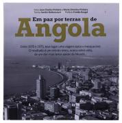 Lote 2097 - EM PAZ POR TERRAS DE ANGOLA, LIVRO - Por Jean Charles Pinheira e Marie Christine Pinheira, textos de Sandro Bettencourt. Editora: Zebra publicações 1ª edição Novembro de 2010. Dim: 24,5x24 cm. Encadernação cartonada de editor. Ilustrado. Nota: sinais de manuseamento