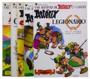 Lote 2131 - CONJUNTO DE ÁLBUNS, UMA AVENTURA DE ASTÉRIX O GAULÊS - 5 Vols. "Astérix e o caldeirão"; "Astérix e os Bretões"; "O domínio dos deuses"; "Astérix legionário"; "O escudo de Arverne". Dim: 29x21 cm. Encadernações de capa de brochura. Nota: sinais de manuseamento, acidez