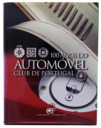 Lote 2159 - 100 ANOS DO AUTOMÓVEL CLUB DE PORTUGAL, LIVRO - Por João Lopes da Silva. Exemplar idêntico à venda por € 50. Editora: Chaves Ferreira - Publicações, S.A., 2003. Dim: 31,5x24,5 cm. Encadernação cartonada com sobrecapa. Nota: sinais de manuseamento, sobrecapa com dobras. Consultar valor indicativo em https://www.wook.pt/livro/100-anos-do-automovel-club-de-portugal-joao-manuel-ramos-lopes-da-silva/96138