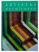 Lote 2986 - ARTISTAS ESCULTORES (NEOFIGURAÇÕES - ABSTRACÇÕES), LIVRO - Por AA.VV. Exemplar idêntico encontra-se à venda por € 216. Editor: Carlos Del Pulgar Sabín. Direcção de Antón Pulido Novoa. Editora: Nova Galicia Edicións, Vigo, 2004. 413 Págs. Dim: 33,5x25,5 cm. Encadernação cartonada em tela com sobrecapa. Desde o granito, o ferro, o plástico ou a instalação, o escultor galego move-se por diferentes territórios para explorar visões da escultura adpatadas ao discurso moderno. Profusamente 