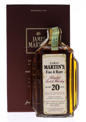 Lote 3001 - JAMES MARTIN'S 20 ANOS - Garrafa de Whisky, Fine & Rare, Blended Scotch, Escócia (750ml). Nota: garrafa idêntica à venda por € 240. Em caixa de cartão original. Consultar valor indicativo em https://www.garrafeiranacional.com/james-martin-s-20