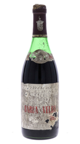 Lote 3004 - BARCA VELHA 1982 - Garrafa de Vinho Tinto, Barca Velha, Colheita 1982, Ferreirinha, Vila Nova Gaia, (750ml - 12%vol.). Nota: garrafa idêntica à venda por € 475. Rótulo algo danificado, apresenta perda. Consultar valor indicativo em https://www