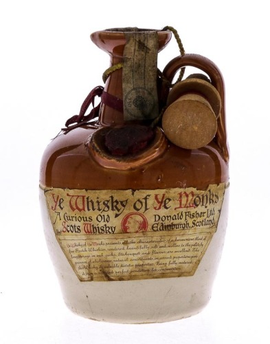 Lote 3007 - WHISKY YE MONKS DE LUXE - Garrafa de Whisky, Decanter em cerâmica, Curious Old Scots Whisky, Edimburgh (750ml - 43%vol). Nota: garrafa idêntica à venda por € 1.500. Consultar valor indicativo em http://www.rincondelcoleccionista.com/classified