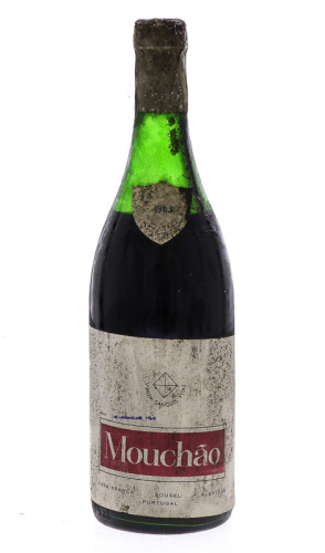 Lote 3009 - MOUCHÃO 1963 - Garrafa de Vinho Tinto, colheita de 1963, Casa Branca, Sousel, Alentejo, (750ml). Nota: garrafa idêntica à venda por € 195. Apresenta pedrada adequada ao período de engarrafamento