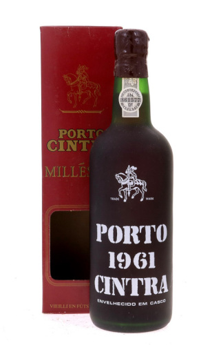 Lote 3011 - PORTO CINTRA 1961 - Garrafa de Vinho do Porto, Cintra 1961, Envelhecido em Casco, engarrafado em 1992, Warre & Cª, (750ml - 20%vol.). Nota: garrafa idêntica à venda por € 225. Em caixa de cartão. Consultar valor indicativo em https://www.agarr