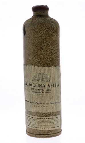 Lote 3014 - BAGACEIRA VELHA 1900 - Garrafa cerâmica de Bagaceira Velha, Reserva 1900 (Exposição de Paris) Preparada ,Soc. Com. Abel Pereira da Fonseca, Lisboa, (1000ml aprox.). Nota: garrafa idêntica à venda por € 125. Consultar valor indicativo em https: