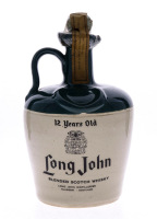 Lote 3020 - WHISKY LONG JOHN 12 ANOS - Garrafa Decanter em cerâmica de Whisky, 12 Years Old, Blended Scotch Whisky, Long John Distilleries, Escócia, (750ml aprox.). Nota: garrafa idêntica à venda por € 274,06. Consultar valor indicativo em https://www.mas