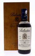 Lote 3028 - WHISKY BALLANTINE'S 21 ANOS - Garrafa de Whisky, Very Old Scotch Whisky, Aged 21 Years, George Ballantine & Son, Escócia, (700ml - 43%vol.). Nota: Garrafa similar à venda por € 115,20. Em caixa de madeira original. Consultar valor indicativo em https://www.garrafeiranacional.com/ballantines-21-anos.html