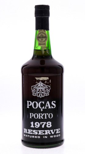 Lote 3034 - PORTO POÇAS 1978 - Garrafa de Vinho do Porto, 1978 Reserve, Manoel D. Poças Junior, Vila Nova de Gaia, (750ml - 20%vol.). Nota: garrafa idêntica à venda por € 76,91. Consultar valor indicativo em https://www.winespiritus.com/shop/pt/vinho-do-p