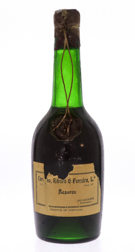 Lote 3035 - AGUARDENTE CARVALHO, RIBEIRO & FERREIRA - Garrafa de Aguardente Preparada, Reserva, Carvalho, Ribeiro & Ferreira, (780ml - 40%vol.). Nota: garrafa idêntica foi vendida por € 60 na Oportunity Leilões. Rótulo danificado, apresenta ligeira perda 