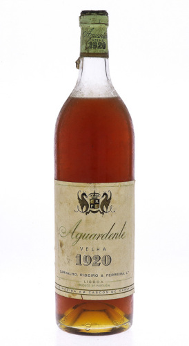 Lote 3039 - AGUARDENTE 1920 - Garrafa de Aguardente Velha, Envelhecida em Cascos de Carvalho, Carvalho Ribeiro & Ferreira, Lisboa, (1000ml aprox.). Nota: garrafa similar à venda por € 99. Rolha de cortiça. Consultar valor indicativo em https://www.garrafe