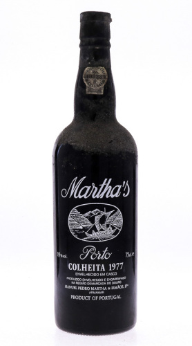 Lote 3041 - PORTO MARTHA'S 1977 - Garrafa de Vinho do Porto, Colheita de 1977, Manuel Pedro Martha & Irmãos, Armamar, (750ml - 19%vol.). Nota: garrafa idêntica à venda por € 85. Consultar valor indicativo em https://www.custojusto.pt/aveiro/vinho-gastrono