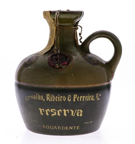 Lote 3047 - AGUARDENTE CARVALHO, RIBEIRO & FERREIRA - Garrafa Cerâmica de Aguardente Reserva, Carvalho, Ribeiro & Ferreira, (750ml - 40%vol.). Nota: garrafa idêntica foi vendida por € 52 na Oportunity Leilões. Consultar valor indicativo em https://oportun