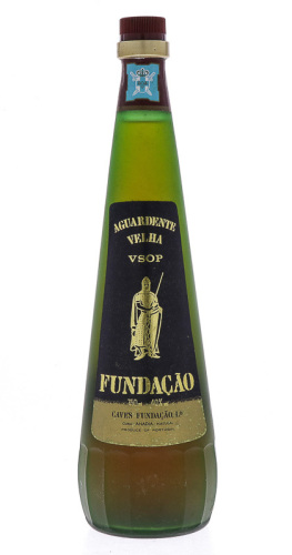 Lote 3142 - AGUARDENTE VELHA FUNDAÇÃO - Garrafa de Aguardente Velha, Fundação, VSOP, Caves Fundação, (750ml - 40%vol). Nota: garrafa idêntica à venda por € 29,50. Consultar valor indicativo em https://www.uvinum.pt/aguardiente/fundacao-velha-vsop-75cl.