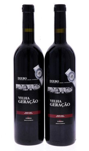 Lote 3152 - VELHA GERAÇÃO 2002 - 2 garrafas de Vinho Tinto DOC-Douro, Velha Geração 2002, das Castas Touriga Nacional, Touriga Franca e Tinta Roriz, Casal de Loivos - Pinhão, (750ml - 13%vol.). Nota: Este vinho foi galardoado com uma Medalha de Prata em 2