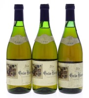 Lote 3347 - GRÃO VASCO 1993 - 3 garrafas de Vinho Branco Seco, DOC - Dão, Grão Vasco 1993, das Castas Encruzado, Assario Branco, Borrado das Moscas, Cerceal e Verdelho, Vinícola do Vale do Dão - Viseu, (75cl - 12%vol.). Nota: rótulos ligeiramente danifica