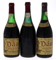 Lote 3359 - DÃO PRIMAVERA - 3 garrafas de Vinho tinto, Dão Região Demarcada, sendo uma garrafa Garrafeira Colheita de 1971, e duas garrafas Colheita de 1975, Caves Primavera, (750ml - 12%vol.). Nota: uma garrafa de 1975 sem rótulo