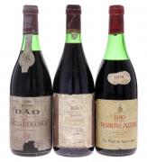 Lote 3381 - GARRAFAS DE VINHO - Conjunto de 3 garrafas de Vinho Tinto composto de uma garrafa de Dão Terras Altas 1976, (750ml), uma garrafa de Dão Garrafeira 1985, (750ml) e uma garrafa de Dão Meia Encosta, Reserva 1980, (750ml - 12%vol.). Nota: rótulos algo danificados