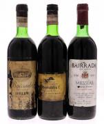 Lote 3423 - GARRAFAS DE VINHO - Conjunto de 3 garrafas de Vinho Tinto composto de uma garrafa de Messias, Bairrada Colheita 1985, (750ml - 11,5%vol.), uma garrafa de Borlido, Bairrada, Garrafeira 1973, (750ml) e uma garrafa de Garrafeira 7, Adegas da Cumeada, Colheita de 1973, (750ml - 12%vol.). Nota: rótulos algo danificados