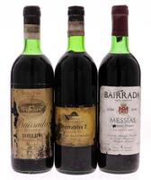 Lote 3423 - GARRAFAS DE VINHO - Conjunto de 3 garrafas de Vinho Tinto composto de uma garrafa de Messias, Bairrada Colheita 1985, (750ml - 11,5%vol.), uma garrafa de Borlido, Bairrada, Garrafeira 1973, (750ml) e uma garrafa de Garrafeira 7, Adegas da Cume