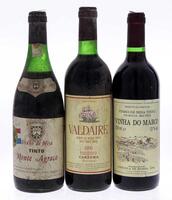 Lote 3424 - GARRAFAS DE VINHO - Conjunto de 3 garrafas de Vinho Tinto composto por uma garrafa de Monte Agraço, Vinho de Mesa, Colheita de 1977, (750ml - 11,8%vol.), uma garrafa de Valdaire, 1986, Carzema, (750ml - 12%vol.) e uma garrafa de Vinha do Marco