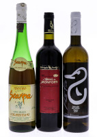 Lote 3457 - GARRAFAS DE VINHO - Conjunto de 3 garrafas de Vinho composto por uma garrafa de Vinho Tinto, Terras de Monforte 2002, Vinho Regional Alentejano, Herdade Perdigão, (750ml - 135vol.), uma garrafa de Vinho Branco, Scarpa, Douro VQPRD, Colheita de