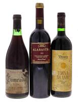 Lote 3505 - GARRAFAS DE VINHO - Conjunto de 3 garrafas de Vinho Tinto composto de uma garrafa de Torna Grande, Douro DOC, 1995, (750ml - 13,5%vol.), uma garrafa de Alabastro 2001, (750ml - 13%vol.) e uma garrafa de Cumeada, Vinho Velho, (750ml). Nota: rót