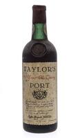 Lote 3528 - PORTO TAYLOR'S 10 ANOS - Garrafa de Vinho do Porto, 10 Years Old Tawny, engarrafado em 1973, Taylor, Fladgate & Yeatman, (750ml)