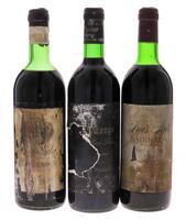 Lote 3546 - GARRAFAS DE VINHO - Conjunto de 3 garrafas de Vinho Tinto composto de uma garrafa de Luís Pato, Bairrada, 1986, (750ml), uma garrafa de Santos Jorge 1985, (750ml) e uma garrafa de Bairrada, Borlido 1973, (750ml). Nota: rótulos danificados