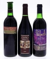 Lote 3547 - GARRAFAS DE VINHO - Conjunto de 3 garrafas de Vinho Tinto composto por uma garrafa de Terra Franca, Vinho Regional Beiras, 2003, (750ml - 12,5%vol.), uma garrafa de Grão Vasco, Dão, 2001, (750ml) e uma garrafa de Palmela VQPRD, Colheita de 199