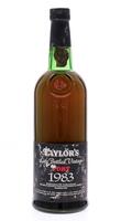 Lote 3569 - PORTO TAYLOR'S LBV 1983 - Garrafa de Vinho do porto, Late Bottled Vintage 1983, Taylor, Fladgate & Yeatman, 750ml - 20%vol.). Nota: garrafa idêntica à venda por € 49,71 (£ 44). Rótulo danificado. Consultar valor indicativo em https://www.vinta