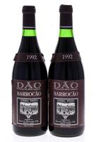 Lote 3604 - DÃO BARROCÃO 1992 - 2 garrafas de Vinho Branco DOC Dão, Barrocão 1992, das Castas Tinta Pinheira, Tinta Roriz e Bastardo, Caves do Barrocão - Sangalhos, (750ml - 12%vol.). Nota: Como consta do seu contra rótulo este vinho foi engarrafado após 