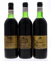 Lote 3714 - ADEGAS DA CUMEADA 1973 - 3 Garrafas de Vinho Tinto, Garrafeira 7, Colheita de 1973, Adegas da Cumeada, Cartaxo, (750ml - 12%vol.). Nota: rótulos fixos por pelicula