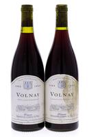 Lote 3717 - VOLNAY 1995 - 2 garrafas de Vinho Tinto Francês, Grand Vin de Bourgogne, Volnay 1995, Appellation Controlee, Domaine Rossignol- Cornu et Fils, (75cl -13%vol.). Nota: uma das garrafas tem o rótulo ligeiramente danificado. Ambas as garrafas sem 