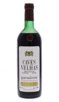 Lote 3802 - CAVES VELHAS 1968 - Garrafa de Vinho Tinto, Caves Velhas, Garrafeira, Colheita 1968, (750ml - 13%vol.). Nota: garrafa idêntica à venda por € 20,83 (USD 24,30). Apresenta ligeira perda adequada ao período de engarrafamento. Consultar valor indi