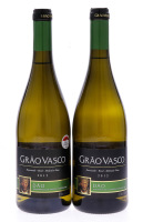 Lote 3901 - DÃO GRÃO VASCO 2012 - 2 garrafas de Vinho Branco, DOC Dão, Grão Vasco 2012, das castas Encruzado, Bical e Malvasia Fina, produzido e engarrafado por Sogrape Vinhos, (750ml - 12,5%vol.). Nota: este vinho obteve o Premio "Boa Compra" da Revista 