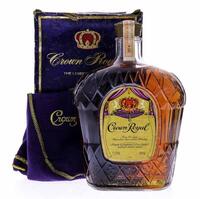 Lote 3939 - WHISKY CROWN ROYAL - Garrafa de Whisky, Fine De Luxe Blended Canadian, Joseph Seagram, Canadá, (1000ml - 40%vol). Nota: garrafa idêntica à venda por € 28,50. Em caixa de cartão original com saco de feltro. Consultar valor indicativo em https:/