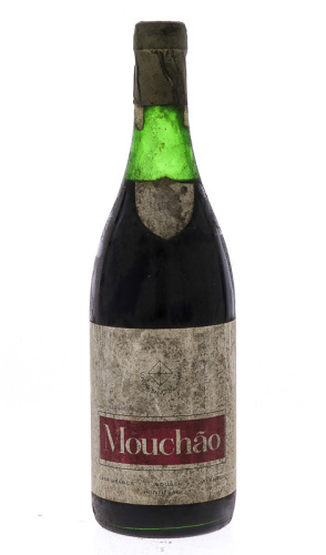 Lote 3992 - MOUCHÃO 1963 - Garrafa de Vinho Tinto, colheita de 1963, Casa Branca, Sousel, Alentejo, (750ml). Nota: garrafa idêntica à venda por € 195. Apresenta pedrada adequada ao período de engarrafamento