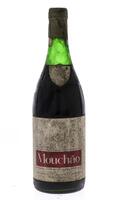 Lote 3992 - MOUCHÃO 1963 - Garrafa de Vinho Tinto, colheita de 1963, Casa Branca, Sousel, Alentejo, (750ml). Nota: garrafa idêntica à venda por € 195. Apresenta pedrada adequada ao período de engarrafamento