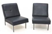 Lote 4560 - POLTRONAS - Par com estrutura em metal e forradas a napel preto. Dimensões: 80x60x75 cm. Apresentam sinais de uso, estrutra com pontos de ferrugem, uma com pequeno rasgão