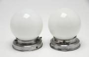 Lote 4563 - APLIQUES PAREDE VINTAGE - Par de globos em vidro fosco assentes em base de metal com interrupetor. Não testados. Dimensão unitária de 15,5 cm.