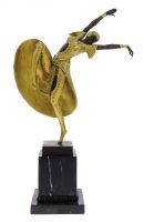 Lote 5031 - ESCULTURA ART DECO - Em bronze patinado e dourado, assente em base de pedra mármore negra, assinada D.H. Chiparus, motivo "Bailarina". Dim: 45 cm (base incluída). Nota: Adquirida em antiquário na década de 70. Bem conservada